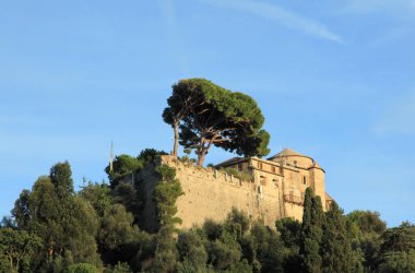 İtalya 'nın Akdeniz kıyısındaki tarihi Portofino kalesi