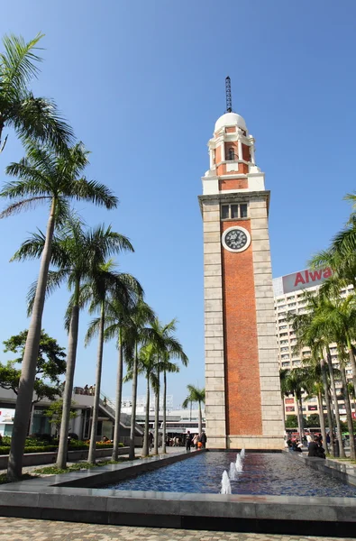 Tsimshatsui clock tower a tržní náměstí — Stock fotografie