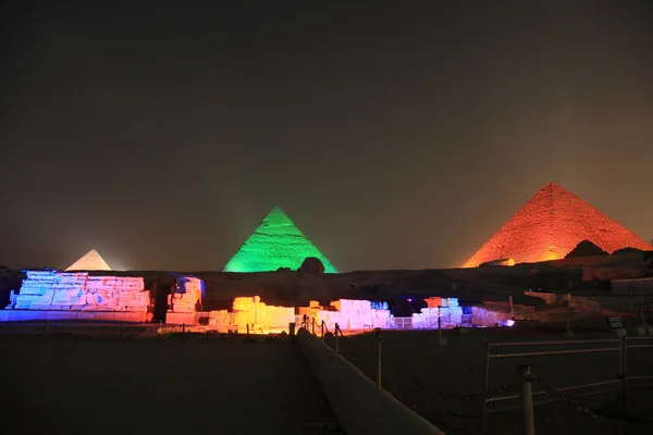 Pyramides de Gizeh la nuit — Photo