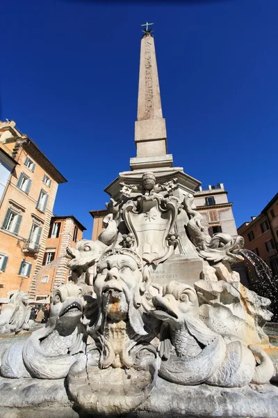 Antica fontana e colonna egizia di Piazza Rotonda a Roma — Foto Stock