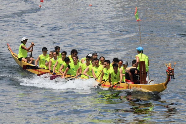 Dragon boat race at Chai Wan bay, Hong Kong — Stock Photo, Image