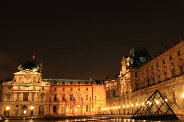 Muzeum Louvre v noci — Stock fotografie