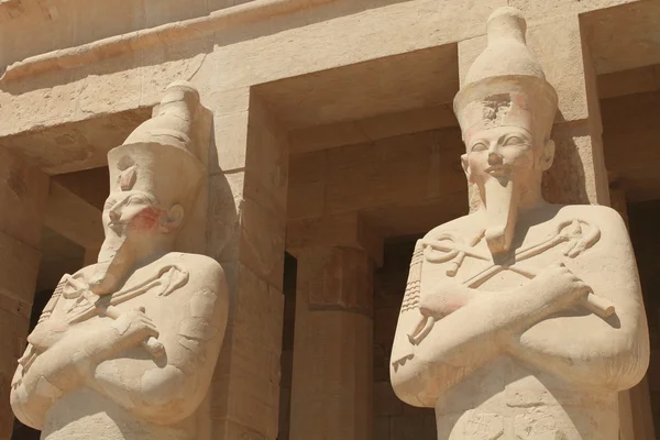 Oude farao sculpturen van hatshepsut tempel — Stockfoto