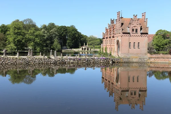 Egeskov zamek i jezioro w Danii — Zdjęcie stockowe
