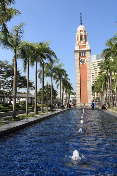 Tsimshatsui clock tower a tržní náměstí v Hong Kongu — Stock fotografie