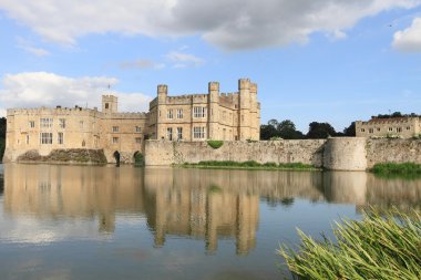 Leeds Castle ve yansıma göl kenarında