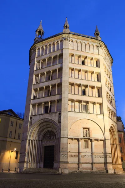 Parma Dopkyrkan på natten — Stockfoto