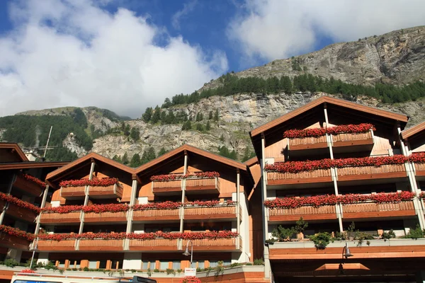 Schweiziska alpin hus — Stockfoto