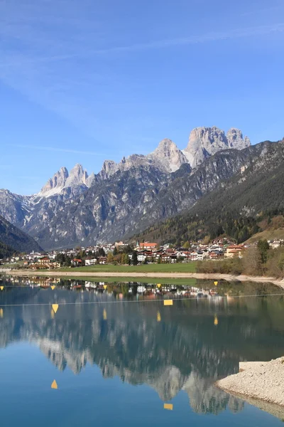 Dolomiterna Alperna och alpina byn, Italien — Stockfoto