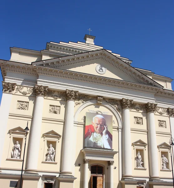 Cathédrale sur la place du marché de Varsovie avec la photo du pape Jean-Paul II — Photo