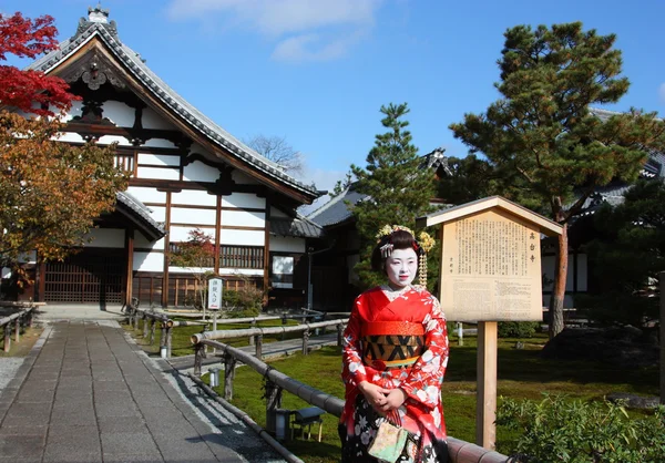 Гейша в храме Киото, Япония — стоковое фото