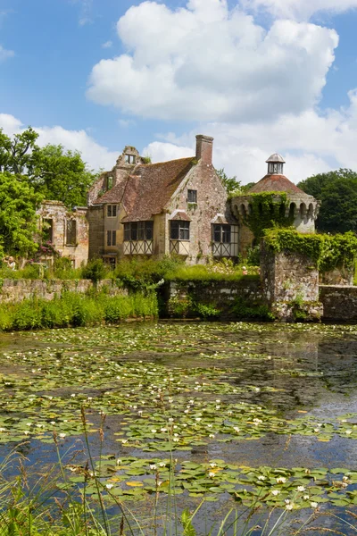 Engelse tuin en landhuis — Stockfoto