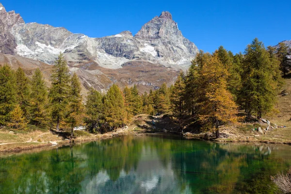 Lake blå över Breuil-Cervinia vid foten av Matterhorn — Stockfoto