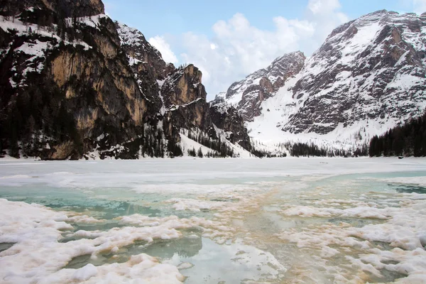 Frusen sjö i Dolomiterna, Italien — Stockfoto