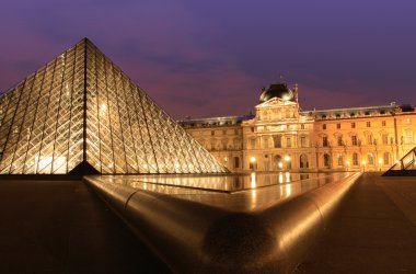 Gece Louvre Müzesi