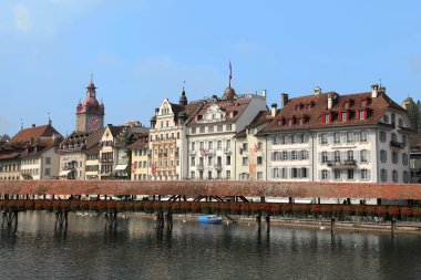 Luzern cityscape Köprüsü ve göl ile