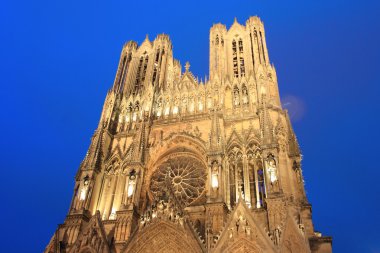 Notre-Dame Katedrali Reims alacakaranlıkta