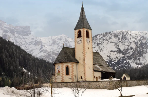 Kapelle in den Dolomiten im Winter — Stockfoto