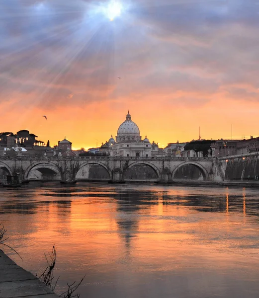 Cidade do Vaticano ao pôr do sol — Fotografia de Stock