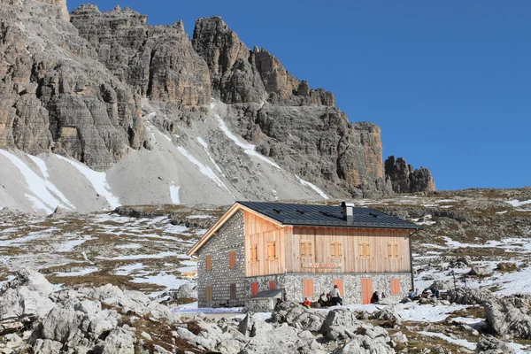 Dolomitas y cabaña alpina Refugio Lavaredo — Foto de Stock