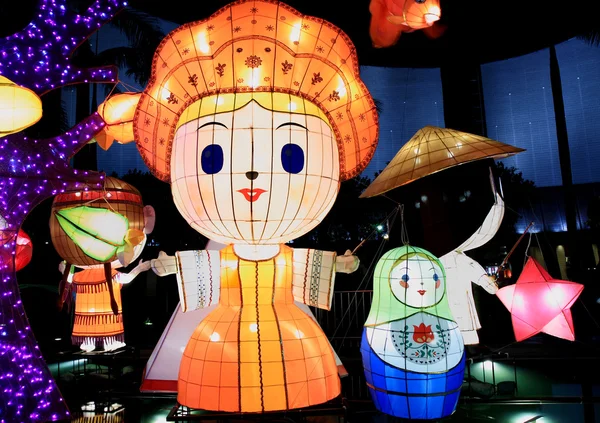 Китайские фонари загораются в честь середины осеннего фестиваля — стоковое фото