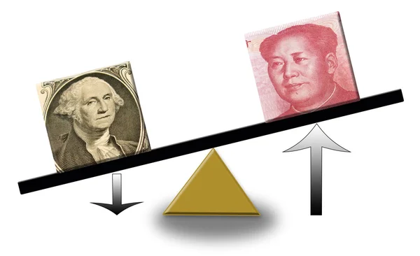 Renminbi creciente frente a la caída del dólar estadounidense en una escala — Foto de Stock