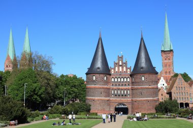 Holstentor kapı ve Bahçe Lubeck görünümü