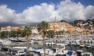 Menton cityscape ve liman
