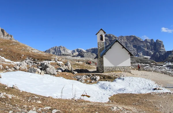 Dolomiterna och trail till alpstuga Refugio Lavaredo — Stockfoto