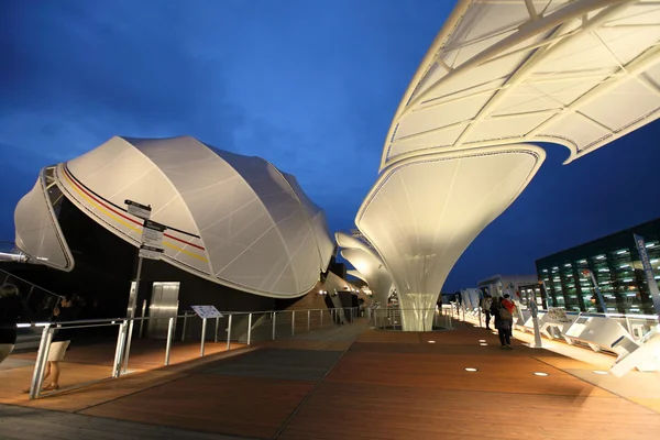 Vista nocturna de la arquitectura moderna de Milán Expo — Foto de Stock