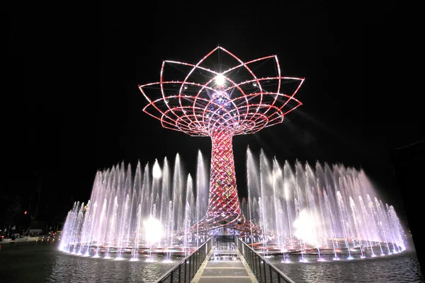 Ночной вид на башню и фонтан на Milan Expo — стоковое фото