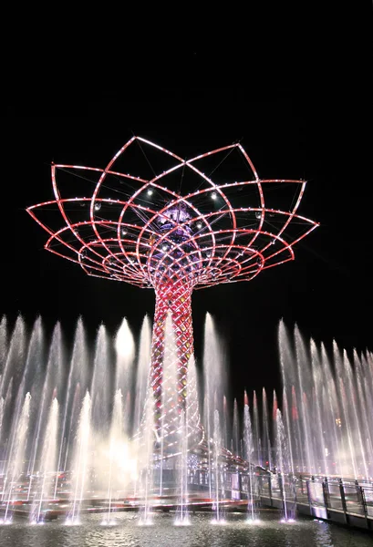 Noční pohled na věž a fontána Expo Milan — Stock fotografie