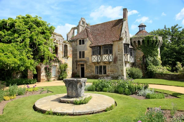 Английский сад и загородный дом в Кенте — стоковое фото