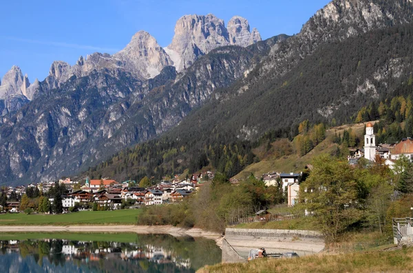 Alpina byn på Dolomites — Stockfoto