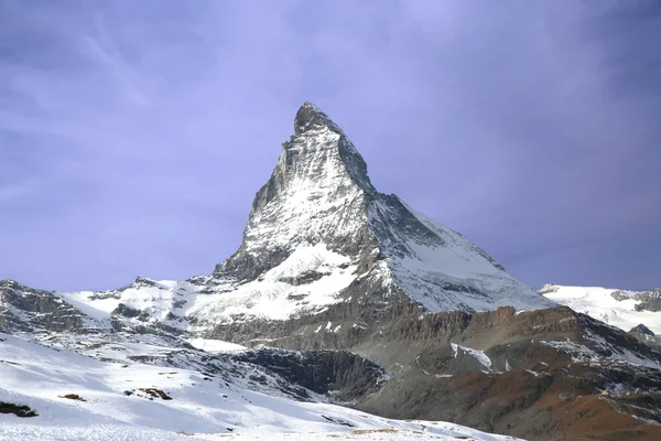 Triangulärt formade matterhorn mountain — Stockfoto