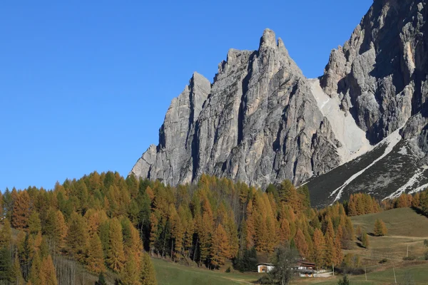 Bergslandskap på på Cortina di Ampezzo i höst — Stockfoto