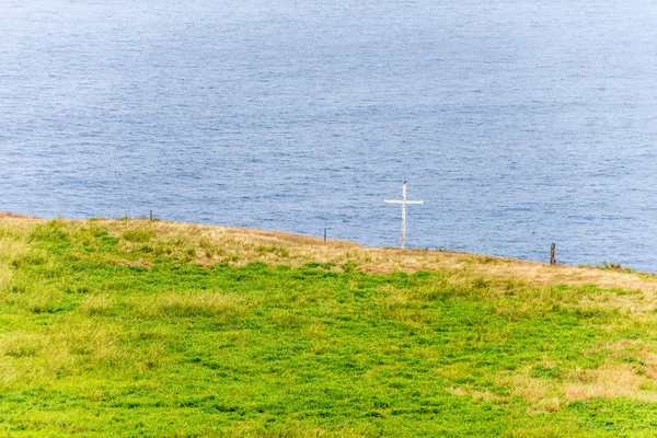 Uma grande cruz branca — Fotografia de Stock