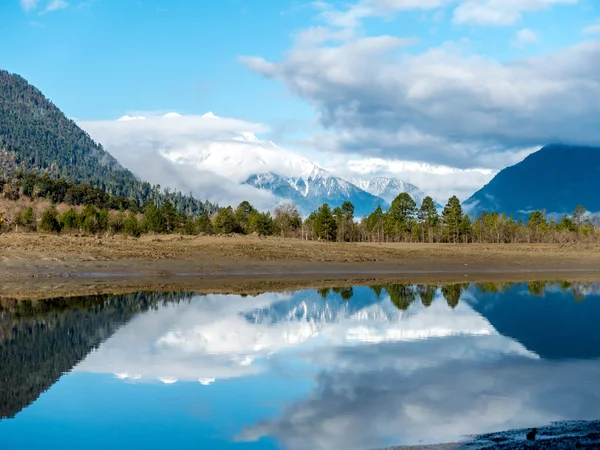 Kar dağ Tibet platosu. — Stok fotoğraf