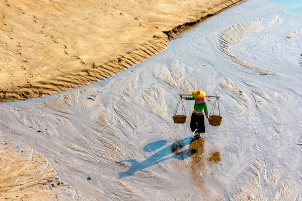 Os pescadores da zona intertidal costeira — Fotografia de Stock