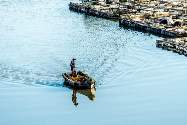 Le pêcheur dans la zone côtière intertidale — Photo