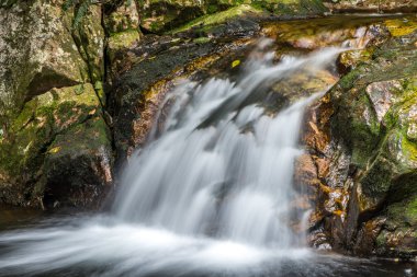 Yedi yıldız mağarada şelale