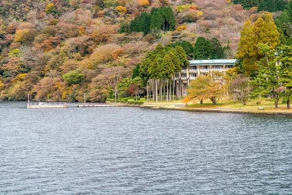 Lake Hakone, und die Blätter beginnen, ihre Farbe im Herbst zu ändern, Japan. — Stockfoto