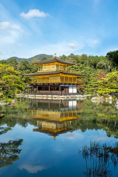 Templo Kinkakuji (O Pavilhão de Ouro) no Outono em Kyoto, Japão . — Fotografia de Stock