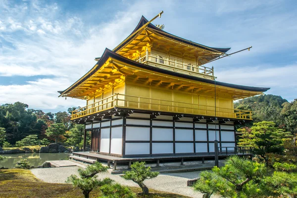Templo Kinkakuji (O Pavilhão de Ouro) no Outono em Kyoto, Japão . — Fotografia de Stock