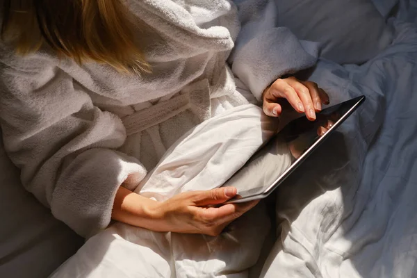 Kvinnan Håller Tabletten Händerna Slappna Sängen Morgon Online Aktiviteter Hemmet — Stockfoto