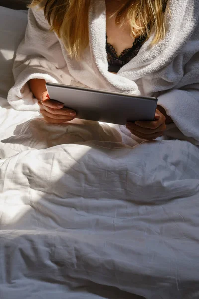 Mujer Sostiene Tableta Las Manos Relajado Cama Actividades Línea Por —  Fotos de Stock