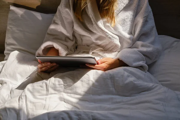 Kvinnan Håller Tabletten Händerna Slappna Sängen Morgon Online Aktiviteter Hemmet — Stockfoto