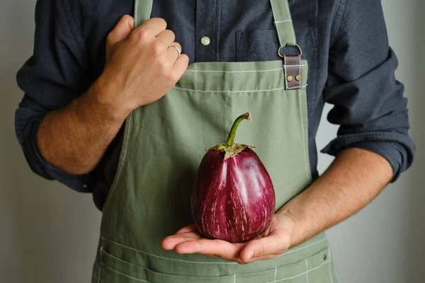 Berenjena Fresca Madura Manos Hombre Chef Delantal Cocina Berenjena Púrpura —  Fotos de Stock