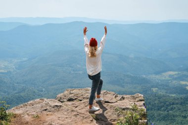 Kız vadide manzaranın tadını çıkarıyor. Dağlardaki güzel doğa manzarası. Turist yolunda yürüyüş yapmak. Açık hava macerası. Seyahat ve keşif. Sağlıklı yaşam tarzı, boş zaman aktiviteleri