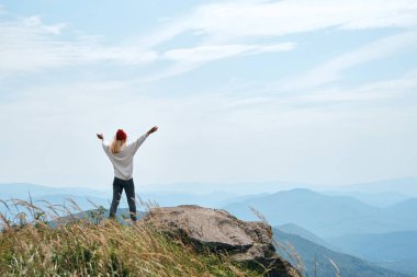 Kız vadide manzaranın tadını çıkarıyor. Dağlardaki güzel doğa manzarası. Turist yolunda yürüyüş yapmak. Açık hava macerası. Seyahat ve keşif. Sağlıklı yaşam tarzı, boş zaman aktiviteleri